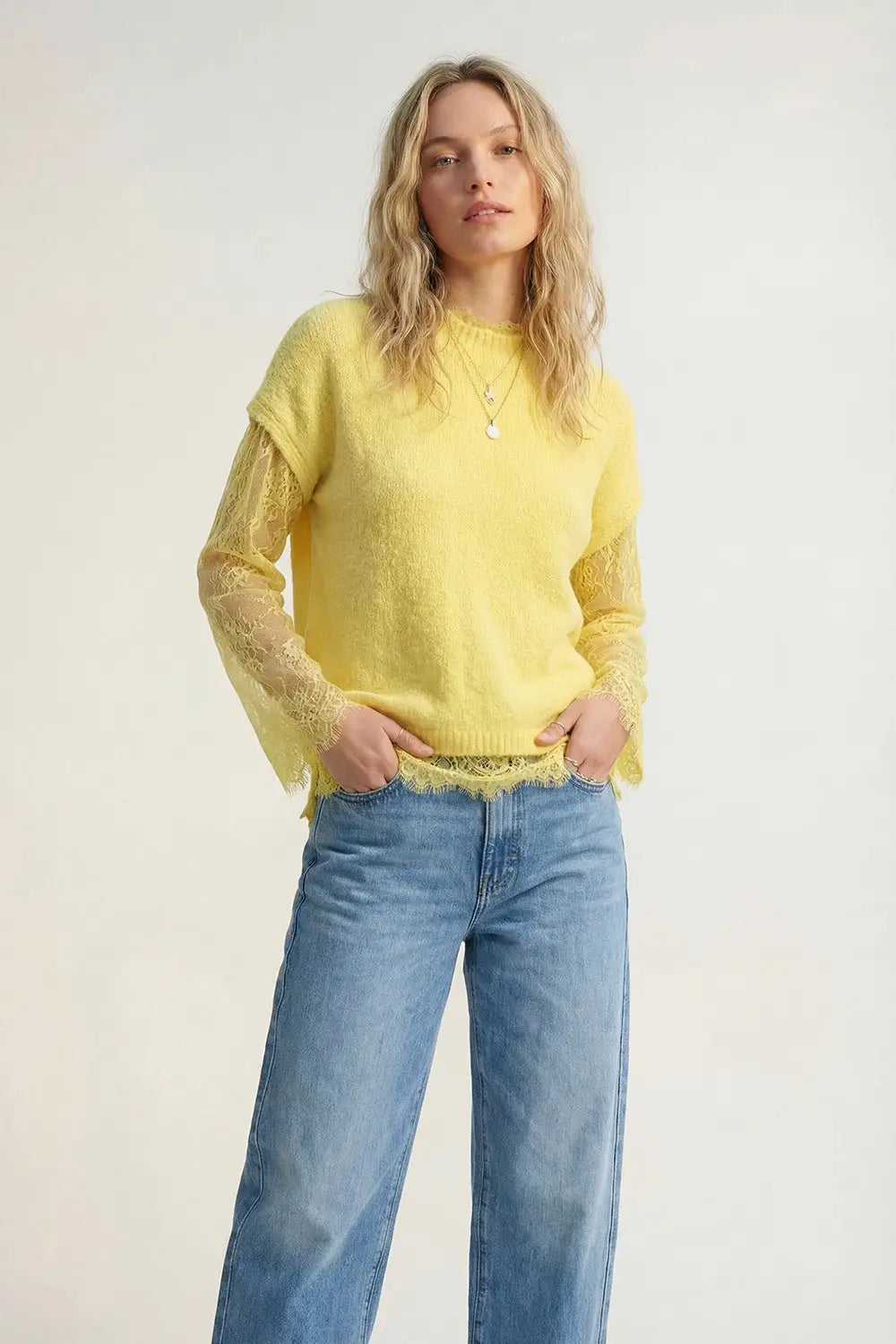 Pull sans manches en tricot doux avec doublure en dentelle de couleur jaune - One Size / jaune - Pulls