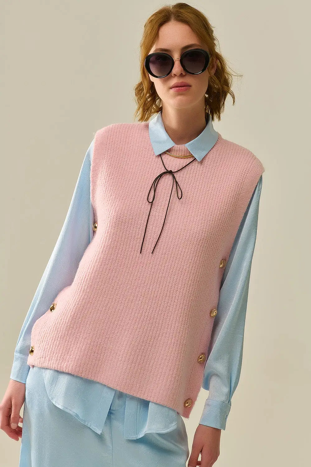Q2 Pull sans manches rose avec boutons dorés