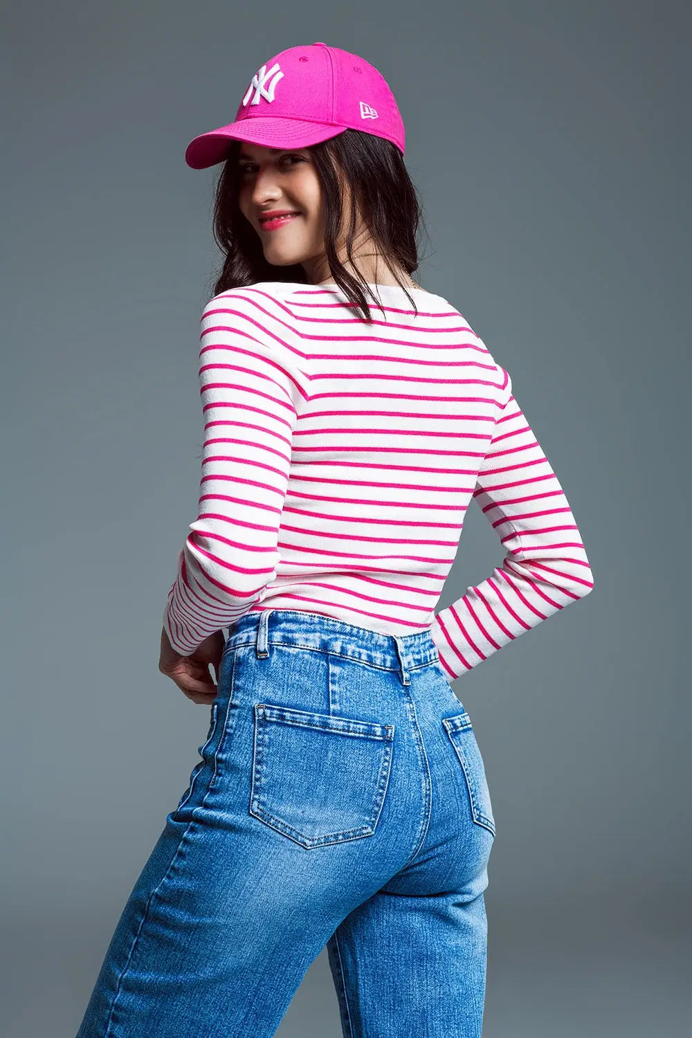 Pull Slim Fit Fine Knit Boat Neck en blanc avec des rayures fuchsia - Pulls
