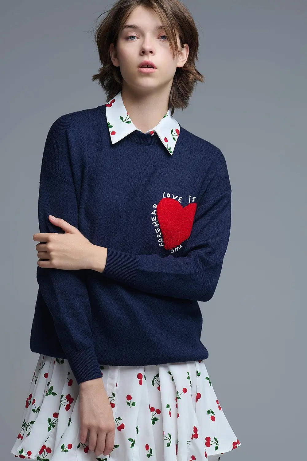 Q2 Pull tricoté avec texte en forme de cœur brodé en bleu marine