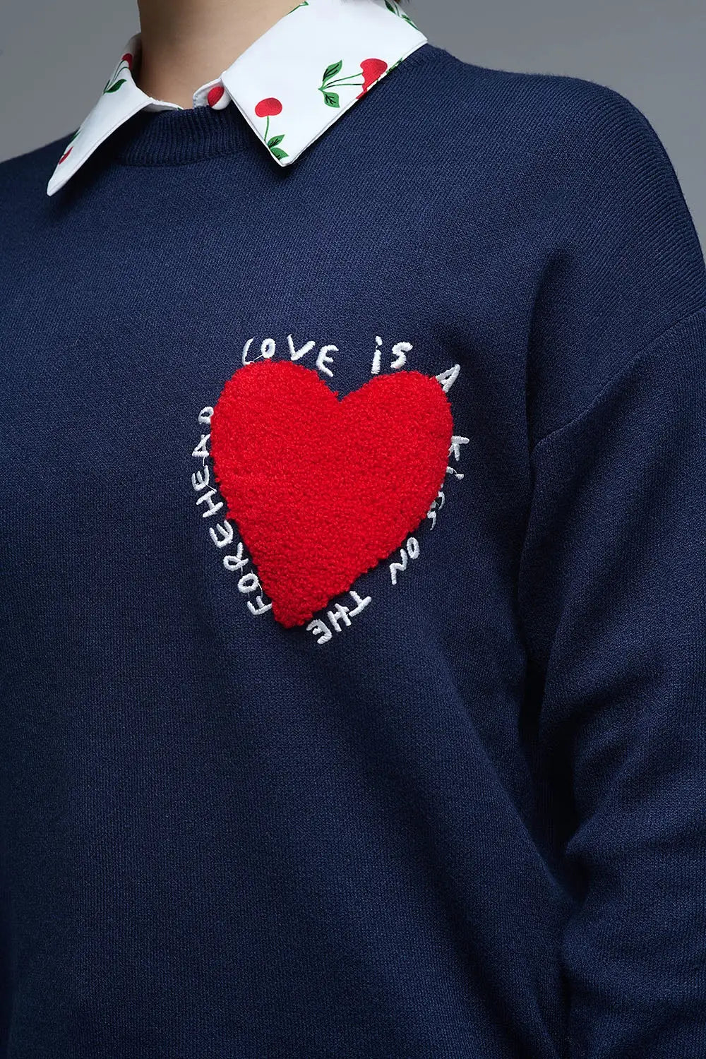 Pull tricoté avec texte en forme de cœur brodé en bleu marine - One Size / bleu - Pulls