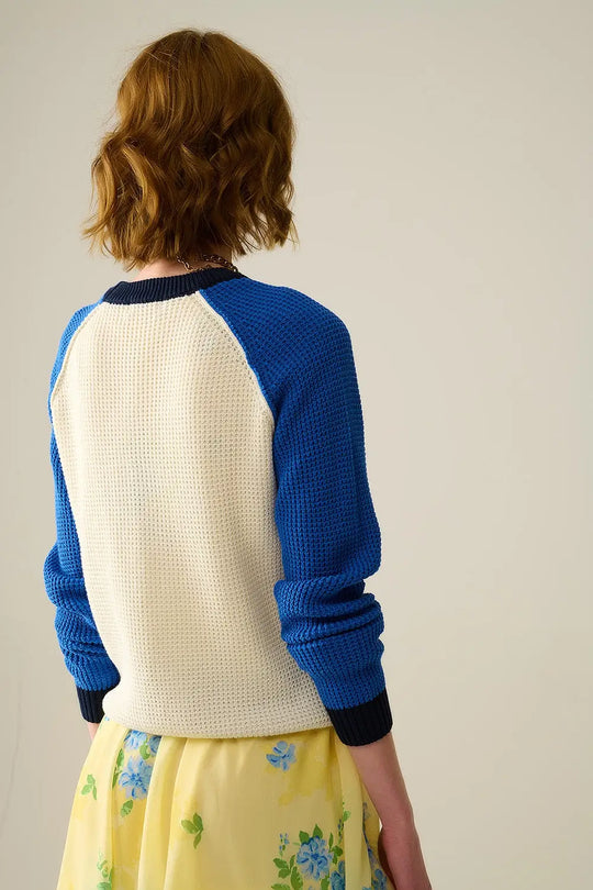 pull tricoté en point mousse avec des manches contrastantes en bleu - Pulls