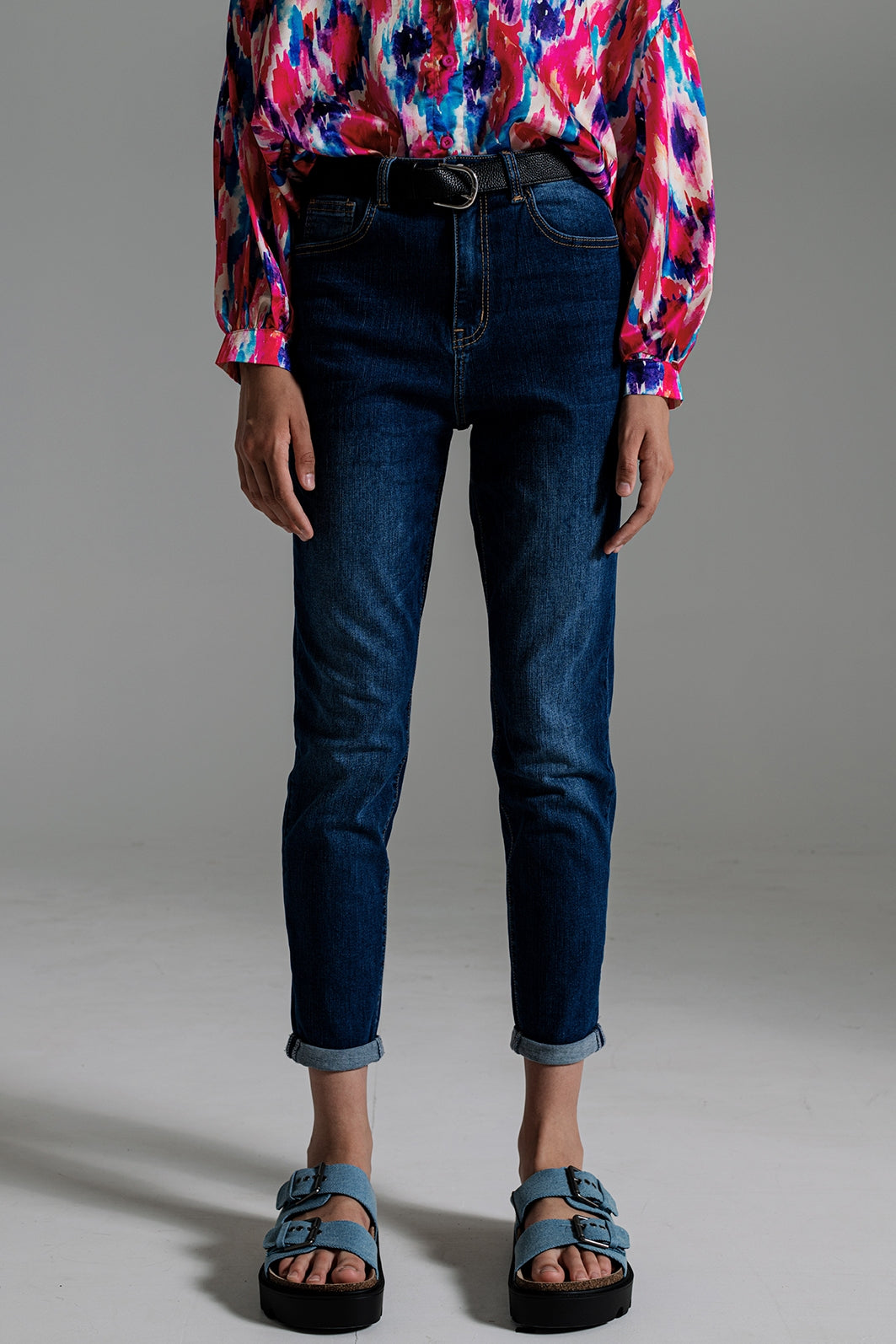 Regular Leg Basic Jeans in Mid Wash