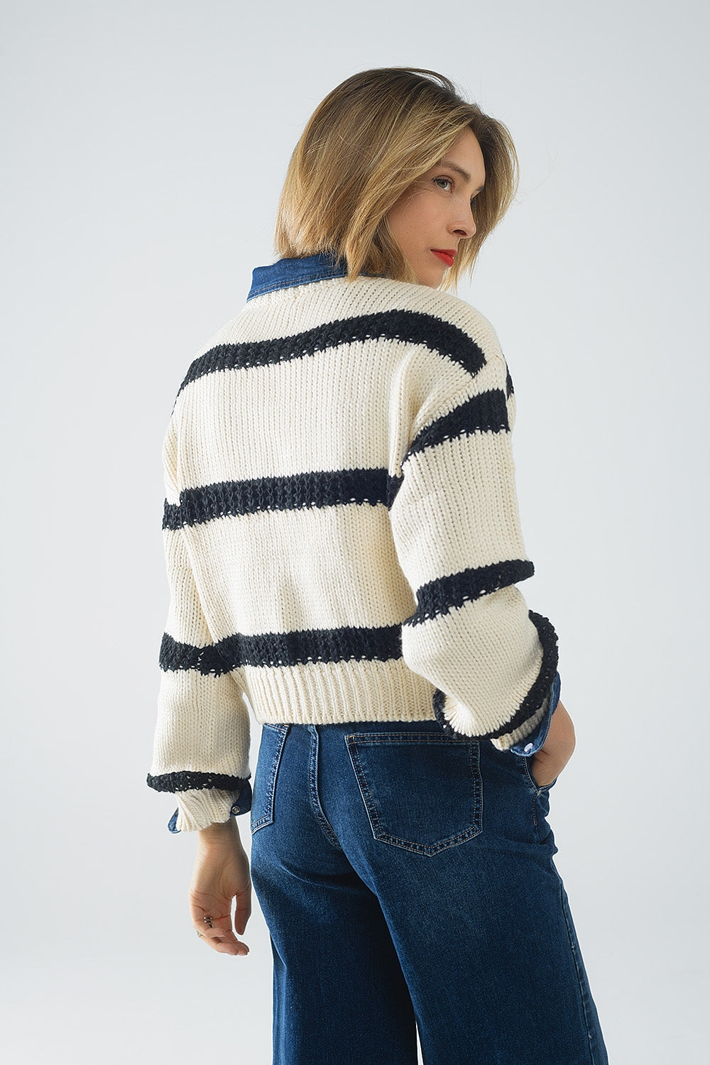 Relaxed beige jumper with black stripes