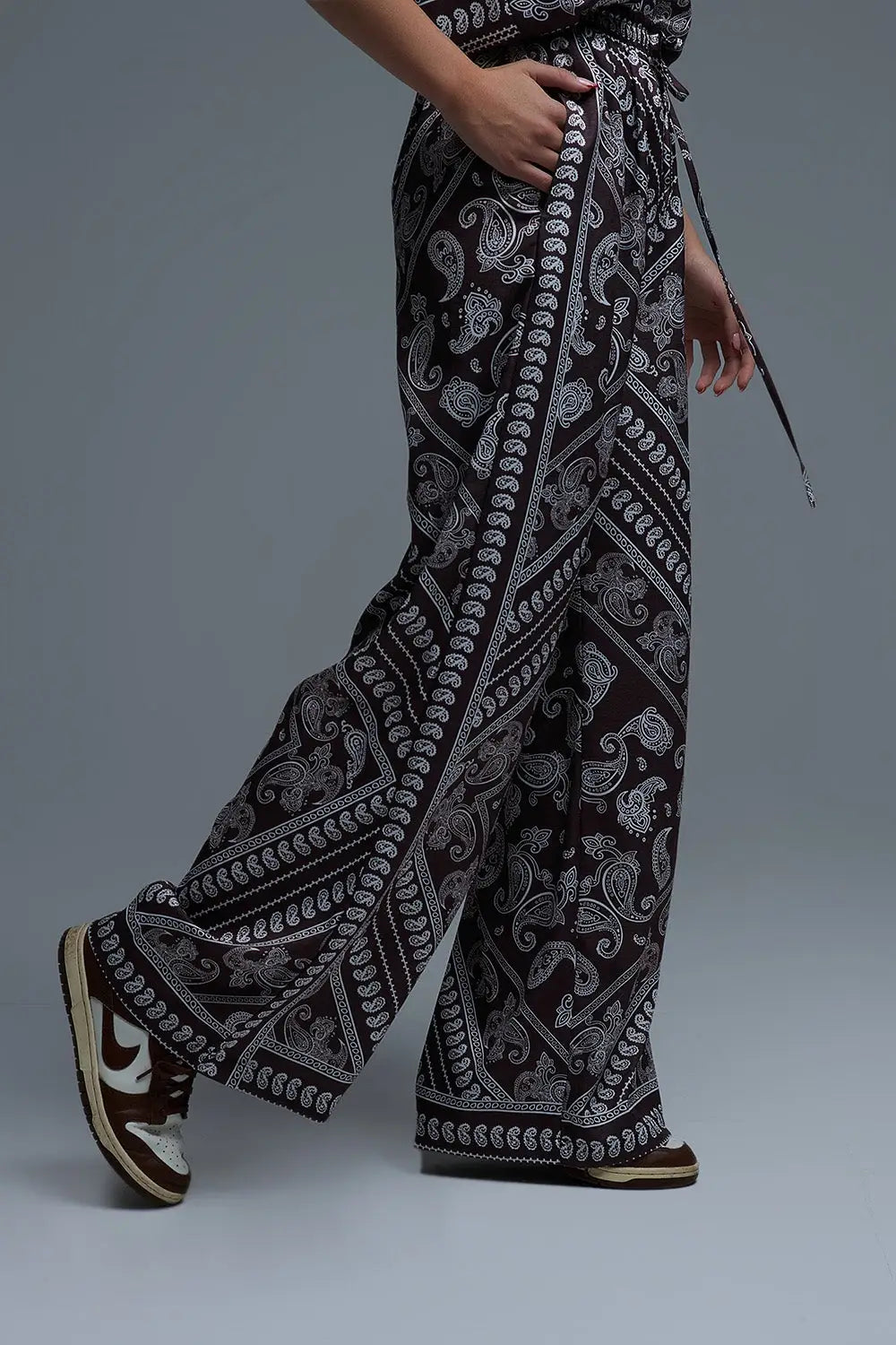 Relaxed Paisley Print Pants With Adjustable Drawstring in Brown - Pants