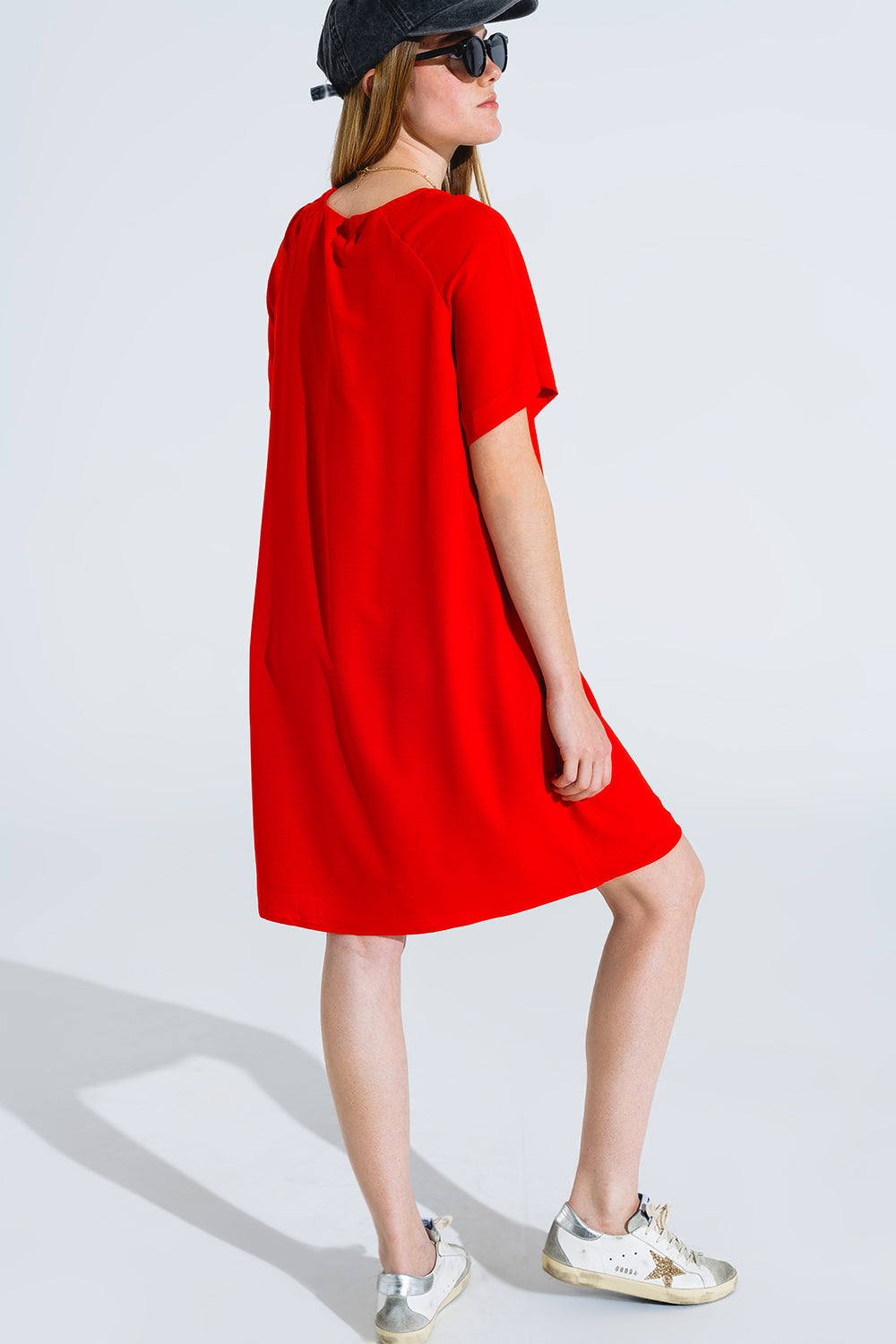 Relaxed Short Dress with Square Neckline and Short Sleeves in Red