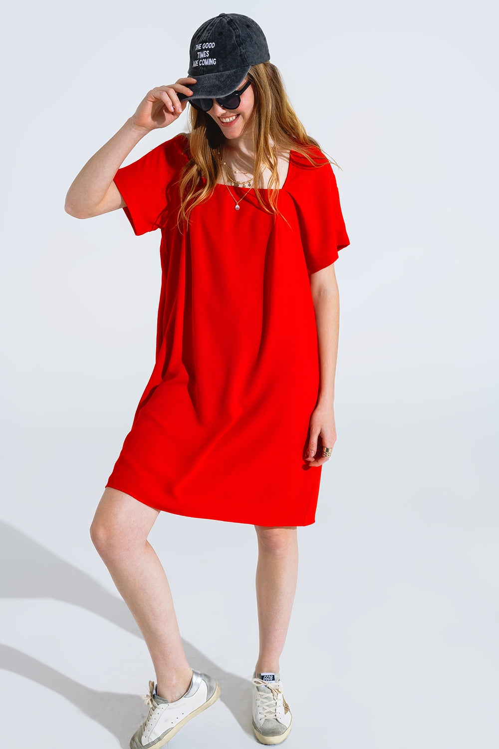 Relaxed Short Dress with Square Neckline and Short Sleeves in Red