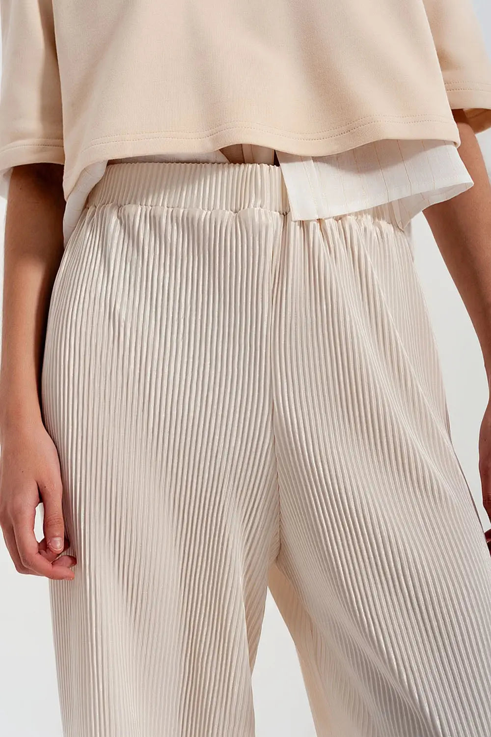 Relaxed wide leg trousers in plisse cream - Pants