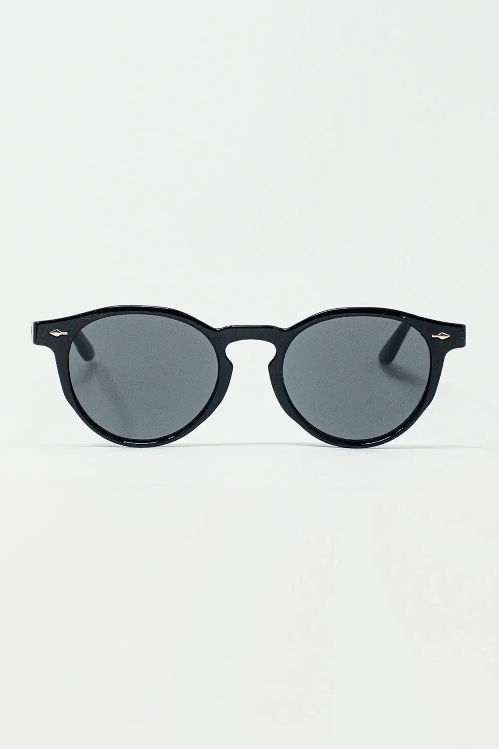 Q2 Retro Round Sunglasses With Smoke Black Lens in Black