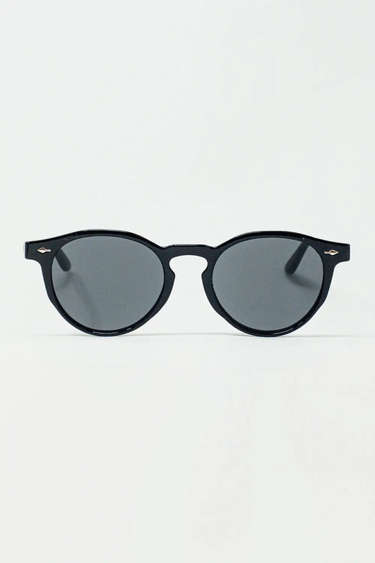 Q2 Retro Round Sunglasses With Smoke Black Lens in Black