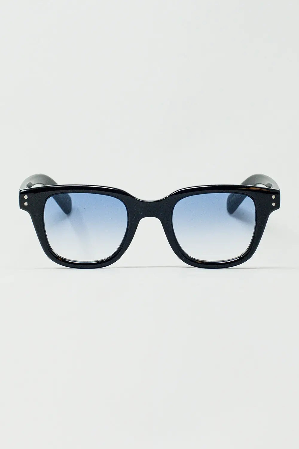 Q2 Retro Round Sunglasses With Smoke Blue Lens in Black