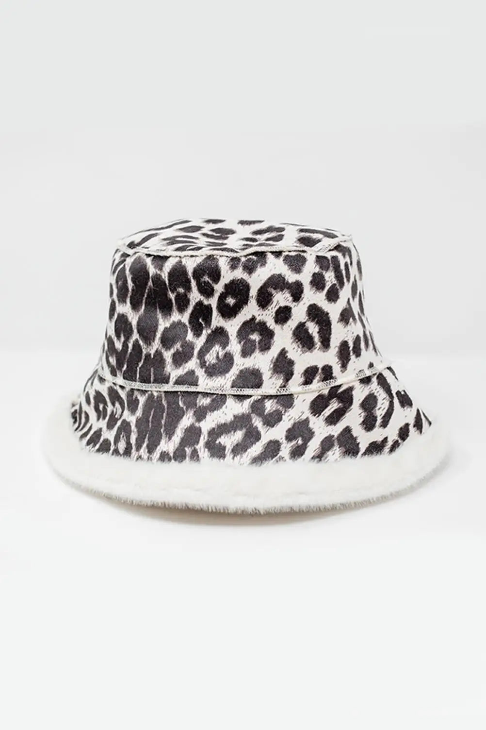 Q2 Reversible bucket hat in leopard print in ecru