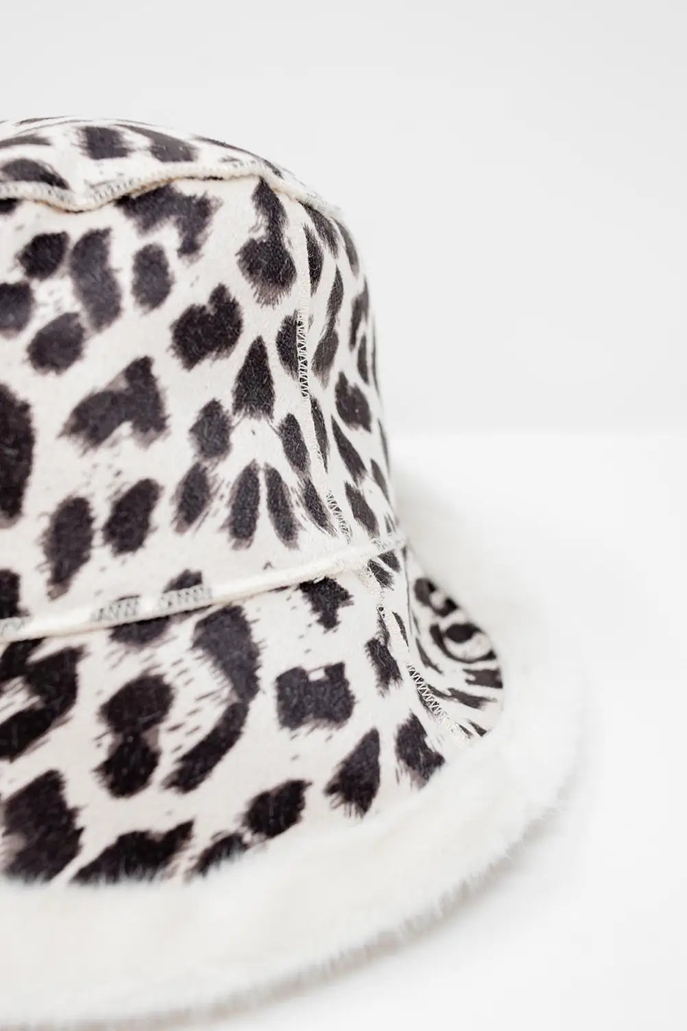Reversible bucket hat in leopard print in ecru - One Size / White
