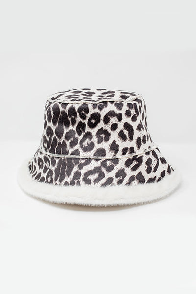 Q2 Reversible bucket hat in leopard print in ecru