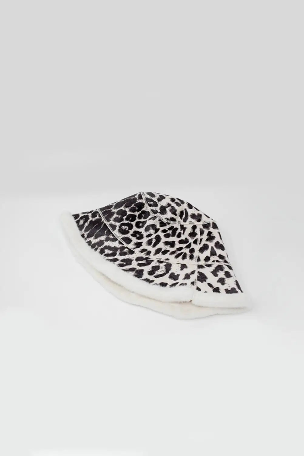 Reversible bucket hat in leopard print in ecru - One Size / White