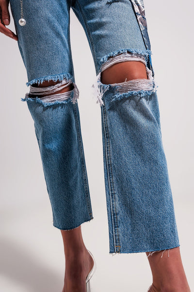 Ripped knee jeans in light blue