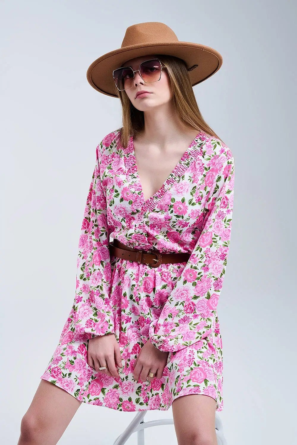 Q2 Robe à col en V avec fleurs roses et accents verts