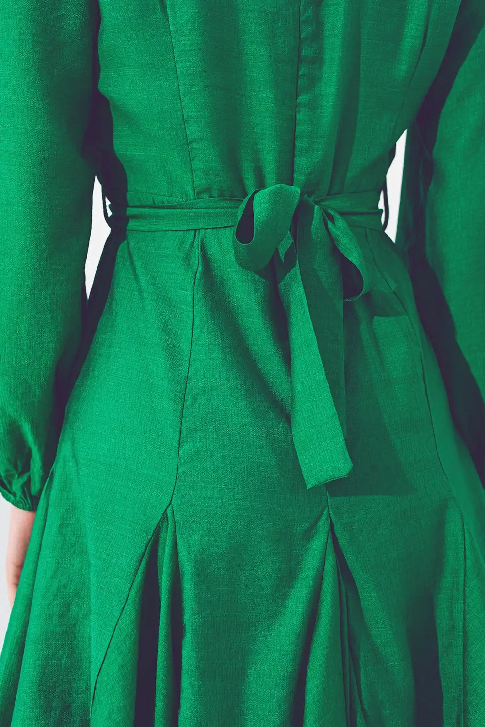 Robe à volants avec col en V en vert - Vestidos