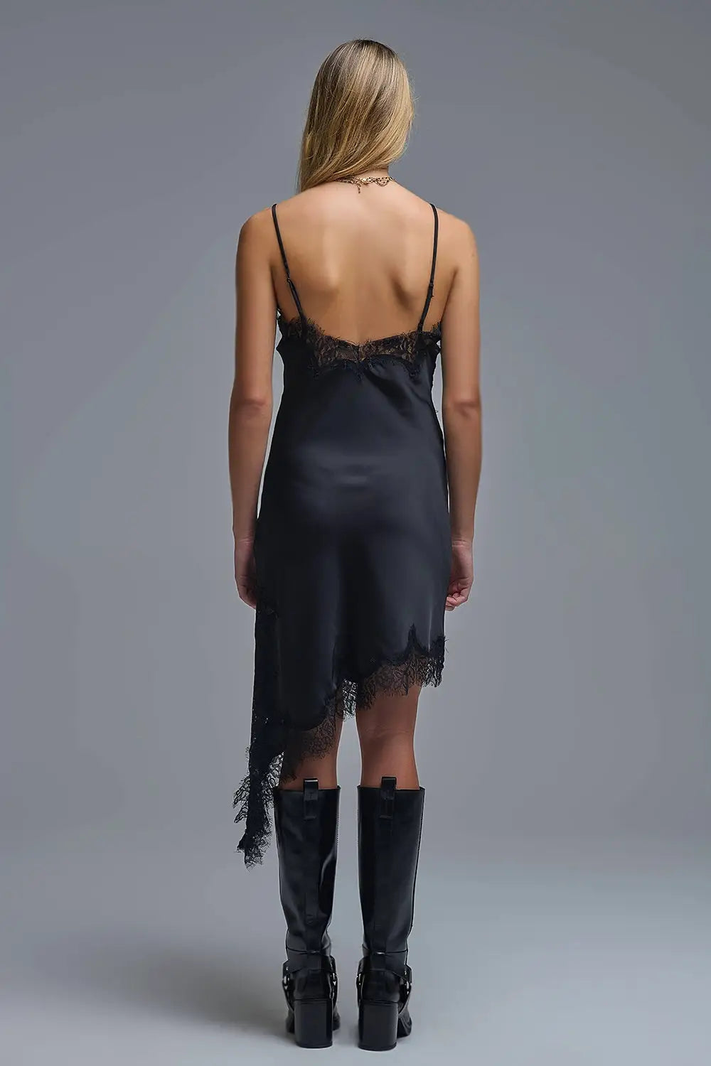 Robe asymétrique en dentelle de satin en noir - Vestidos