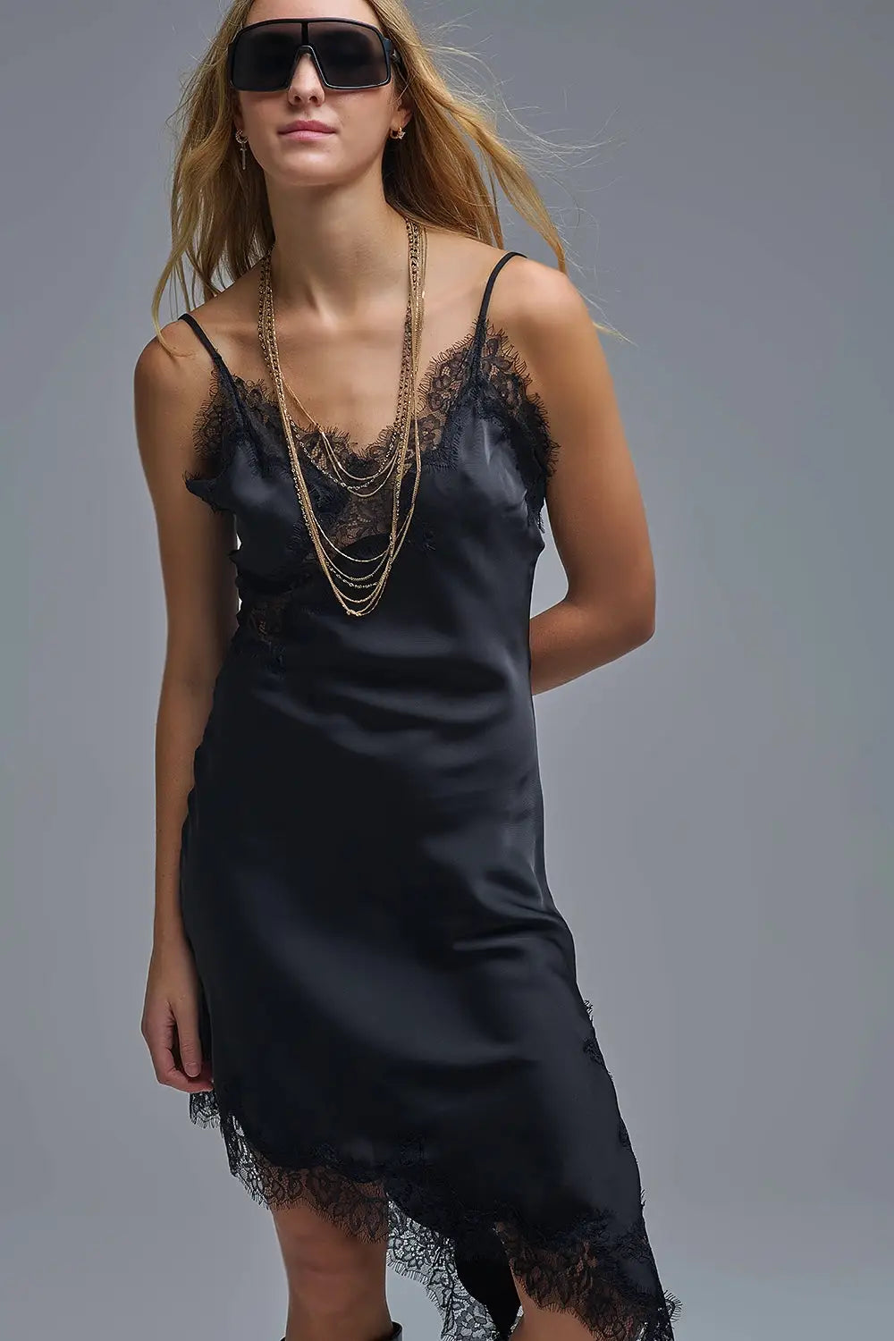 Robe asymétrique en dentelle de satin en noir - Vestidos