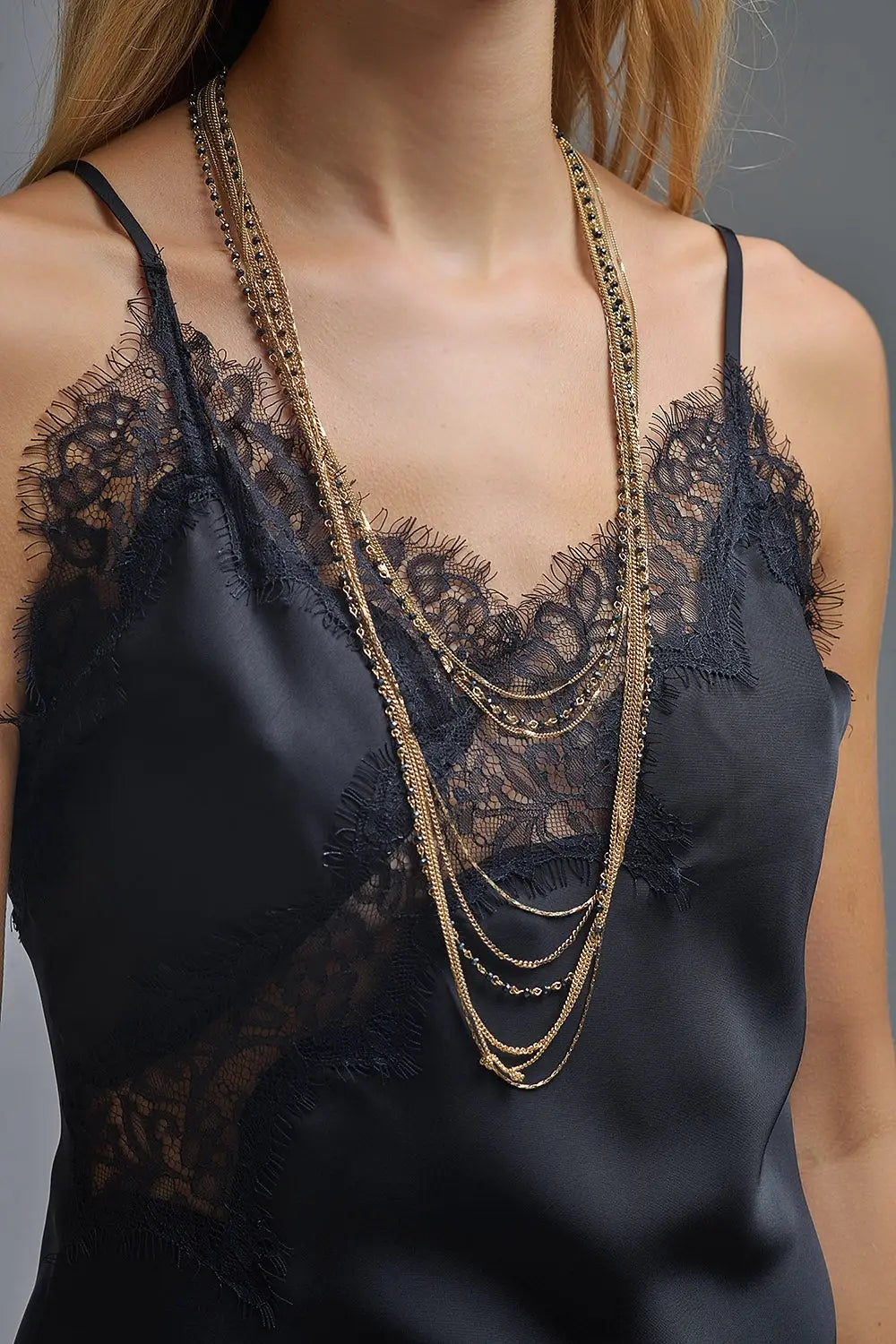 Robe asymétrique en dentelle de satin en noir - Vestidos
