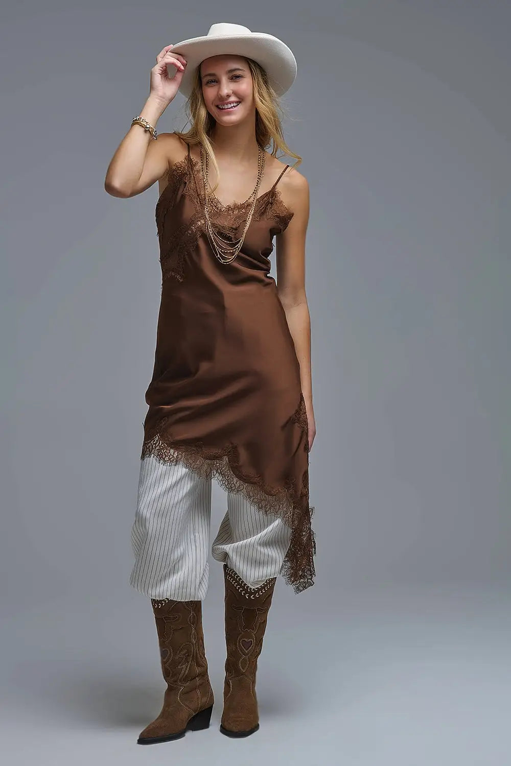 Robe asymétrique en satin et dentelle marron - Vestidos