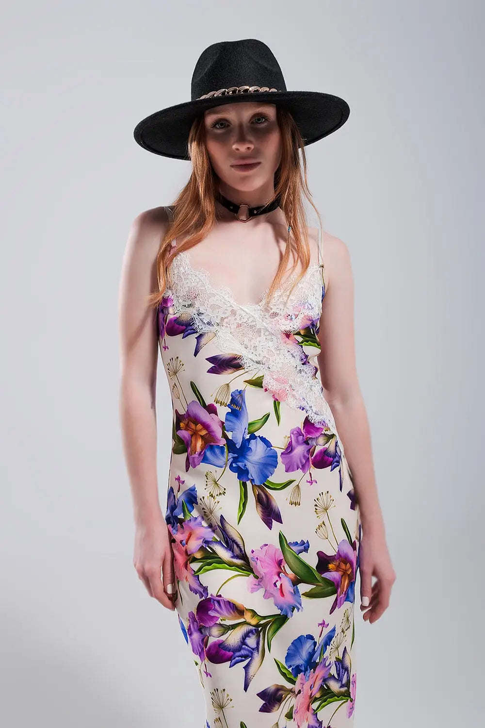 Robe beige à bretelles imprimés fleurs contrastants et décolletée en satin - Vestidos