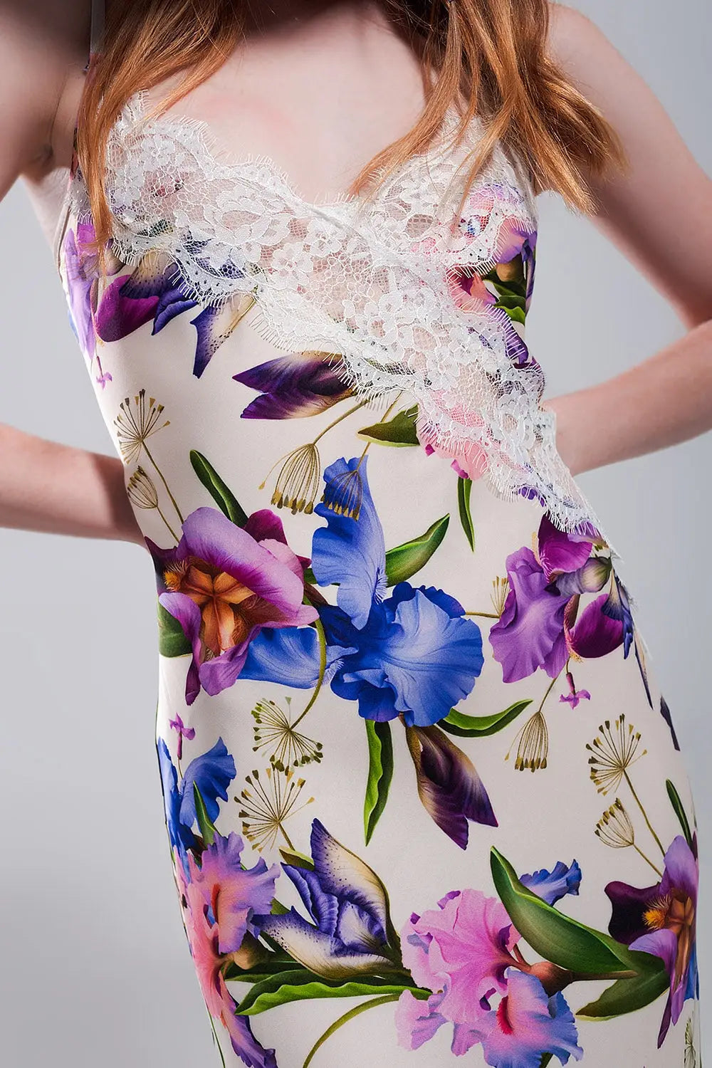 Robe beige à bretelles imprimés fleurs contrastants et décolletée en satin - Vestidos