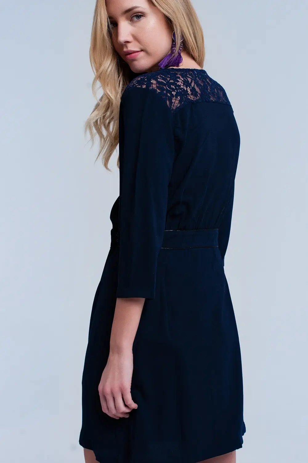 Robe cache-coeur bleu avec détail dentelle - Vestidos