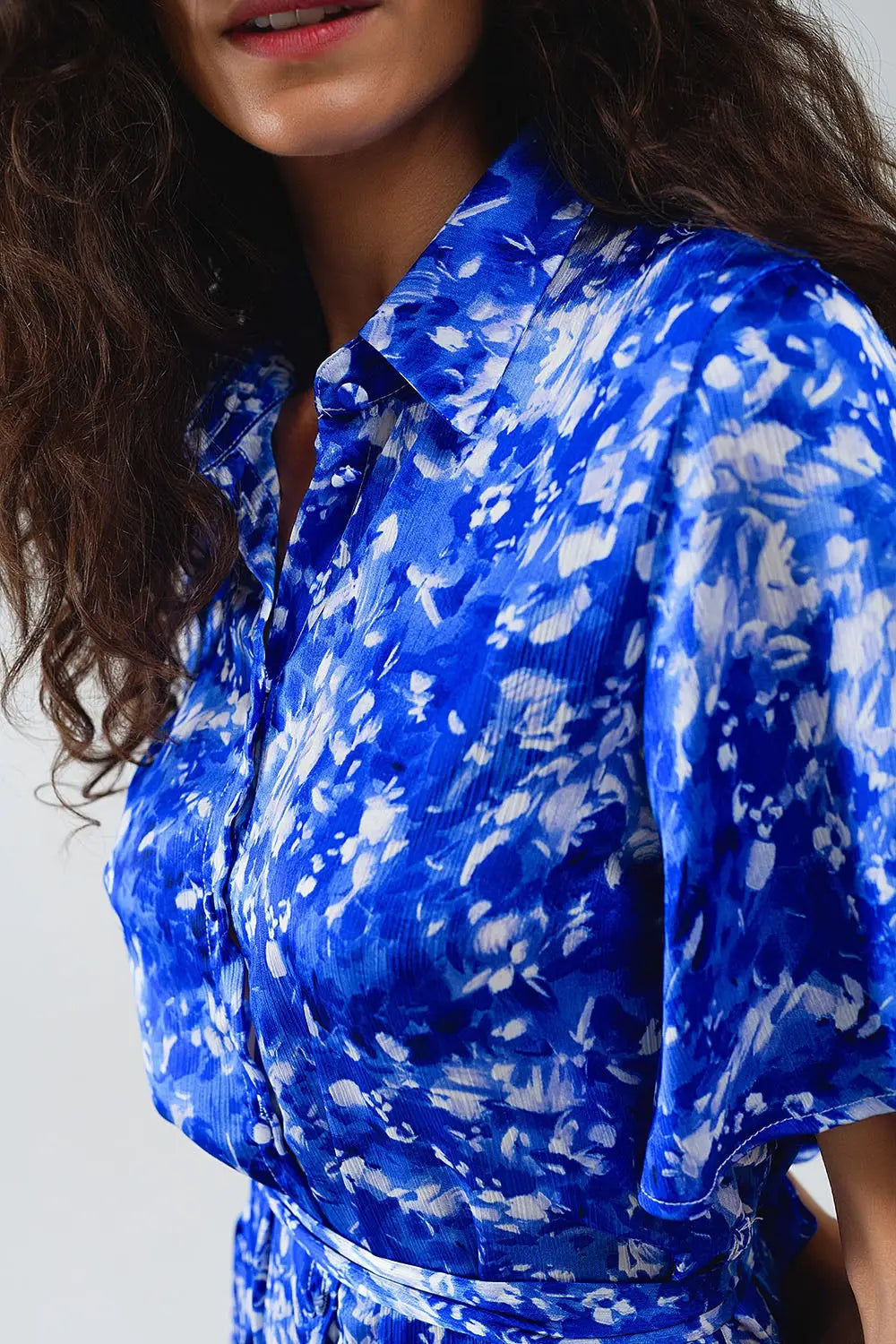 Robe chemise courte fluide à manches d’ange en imprimé abstrait bleu - Vestidos