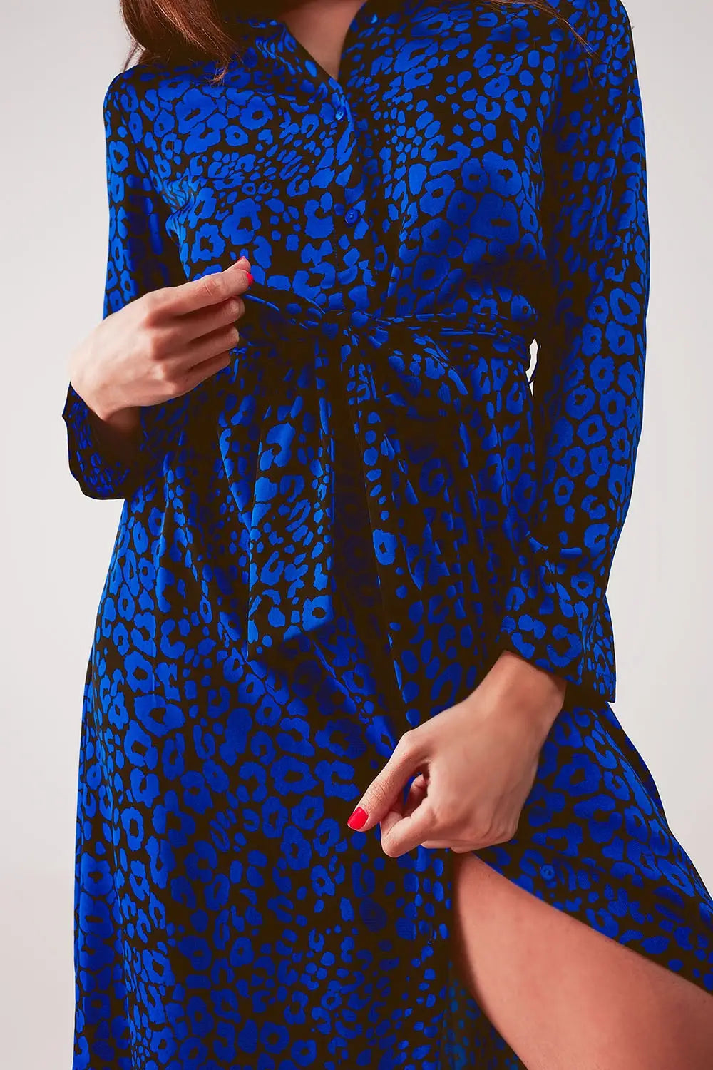 Robe chemise longue ceinturée à imprimé animal bleu - Vestidos