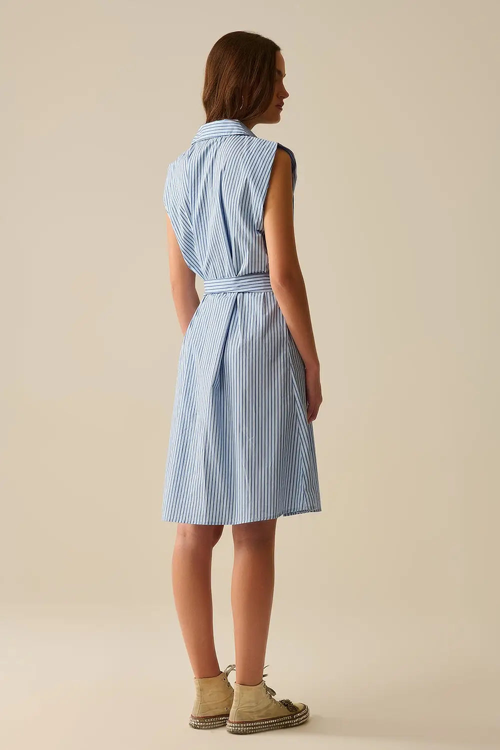 Robe chemise sans manches avec ceinture et poche brodée - Vestidos