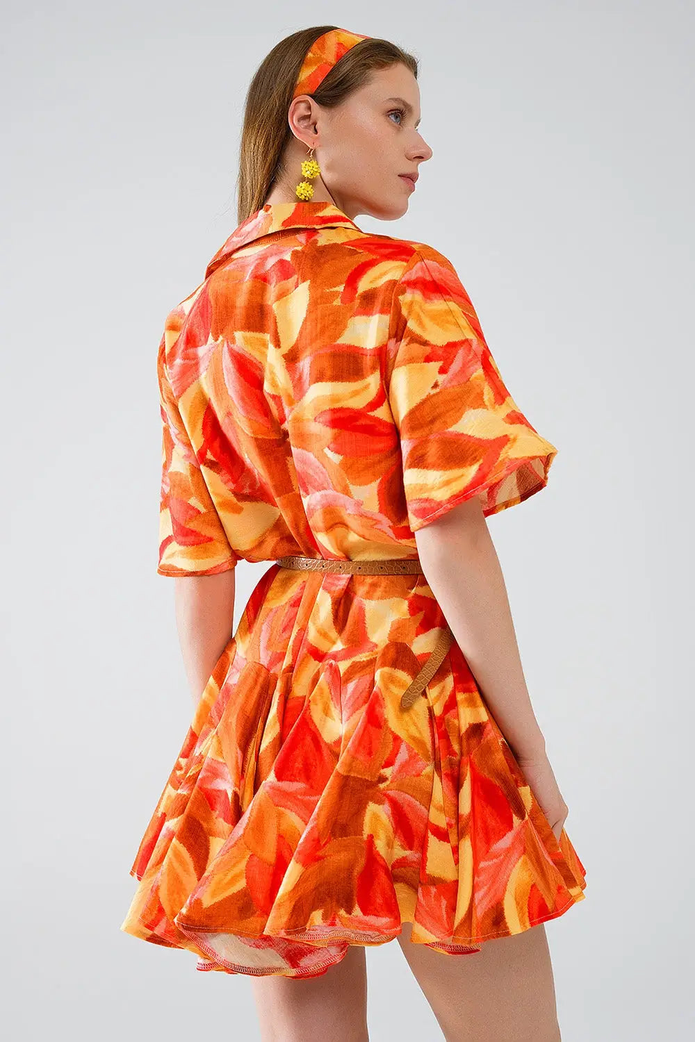 Robe courte à imprimé abstrait en brun rouge et brun - Vestidos