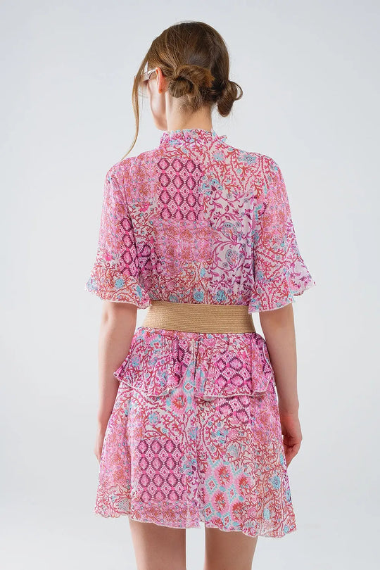 Robe courte à imprimé abstrait et jupe à volants en nuances de rose - Vestidos