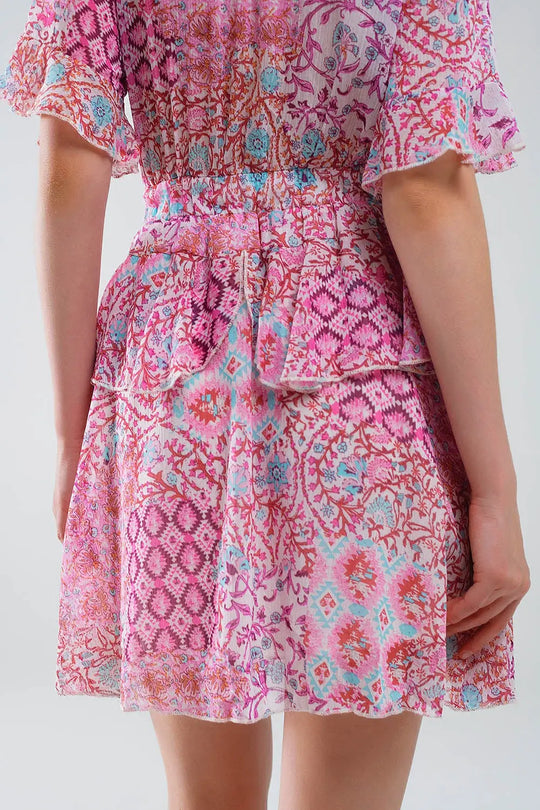 Robe courte à imprimé abstrait et jupe à volants en nuances de rose - Vestidos