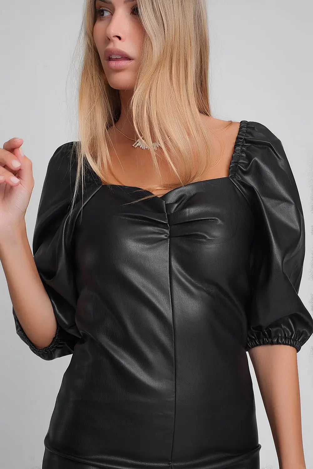 Robe courte à manches bouffantes en similicuir en Noir - Vestidos