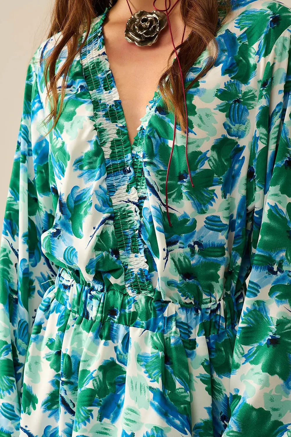 robe courte avec un large col en V et un imprimé floral - Vestidos