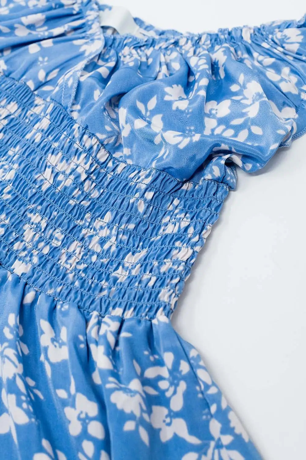 Robe courte bleue à imprimé floral blanc et taille élastique - Vestidos