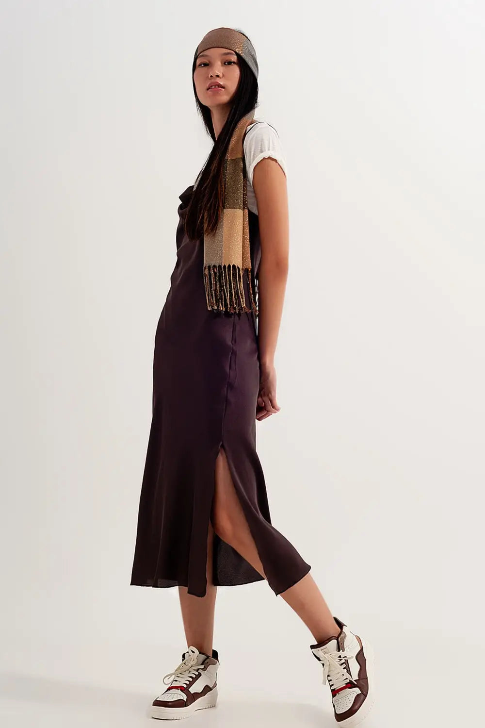 Robe courte en satin à fines bretelles marron - Vestidos