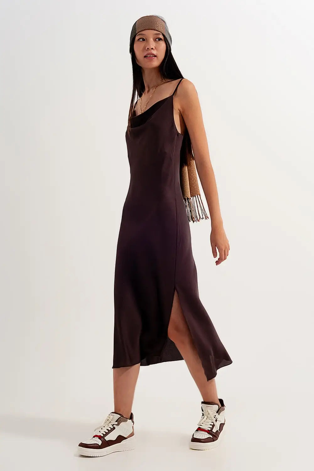 Robe courte en satin à fines bretelles marron - Vestidos