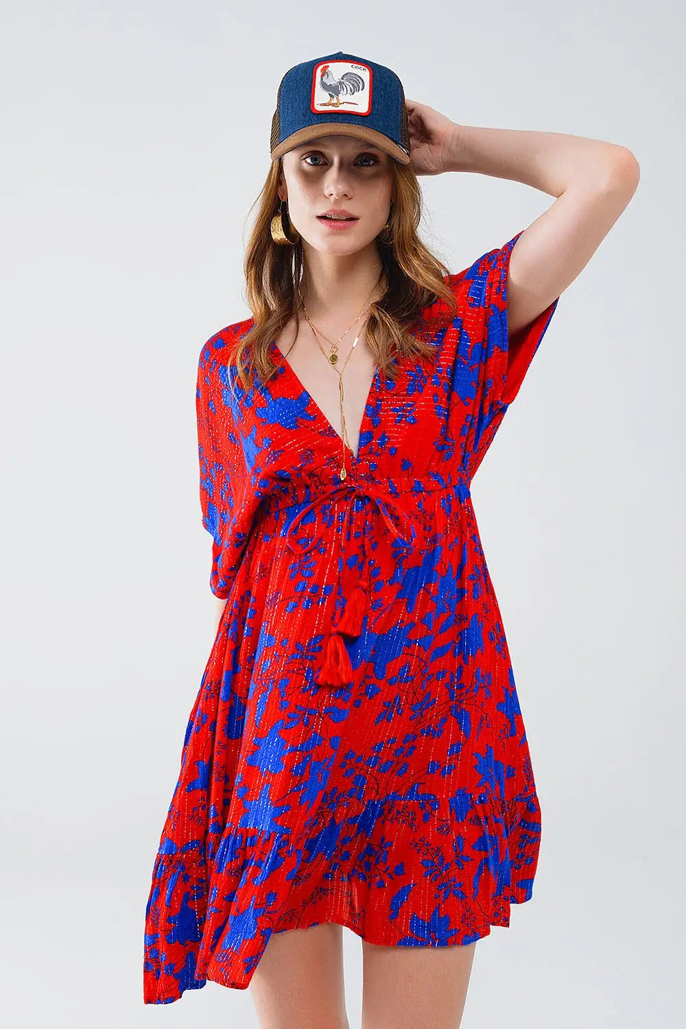 Robe courte et fluide en rouge avec imprimé floral bleu - Vestidos