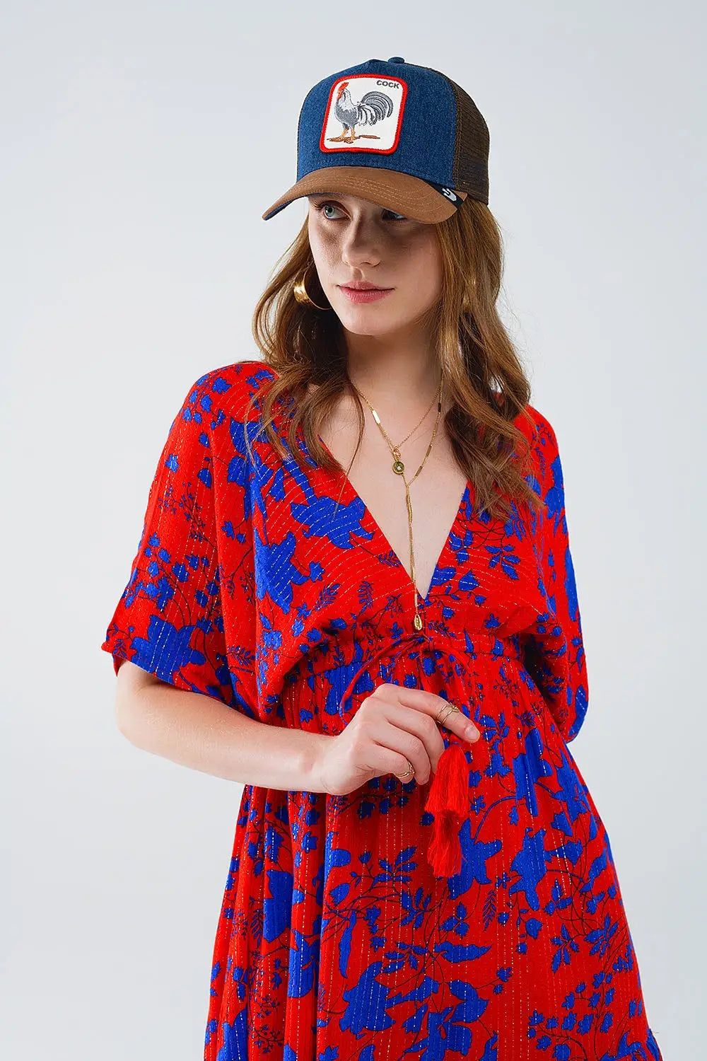 Robe courte et fluide en rouge avec imprimé floral bleu - Vestidos