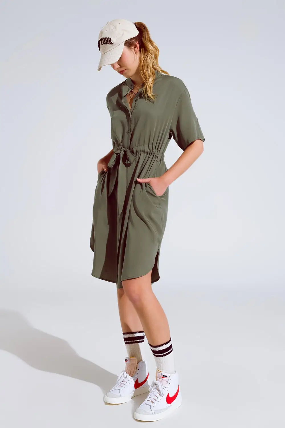 Q2 Robe fluide boutonnée avec ceinture et poches latérales