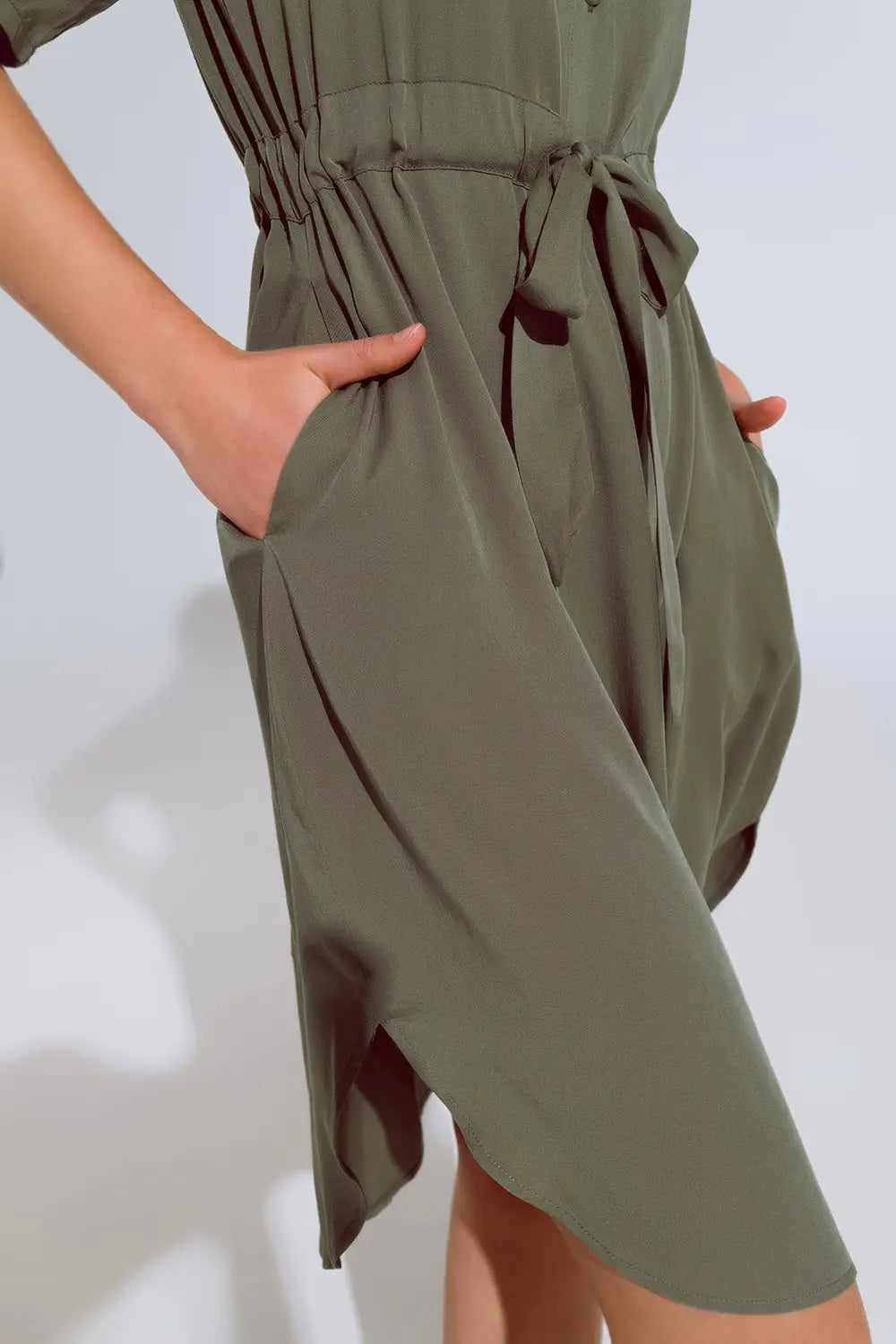 Robe fluide boutonnée avec ceinture et poches latérales - Vestidos
