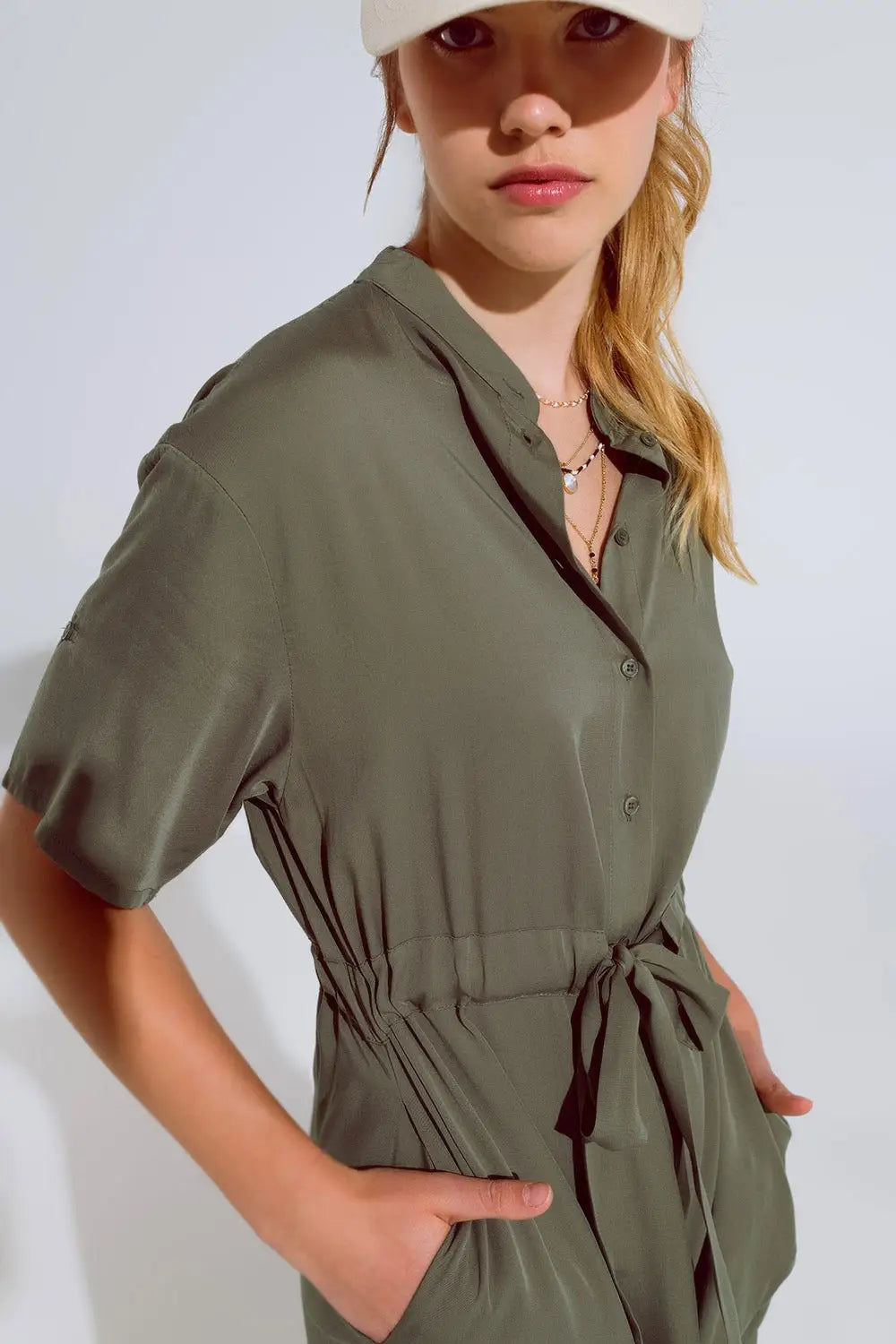 Robe fluide boutonnée avec ceinture et poches latérales - Vestidos