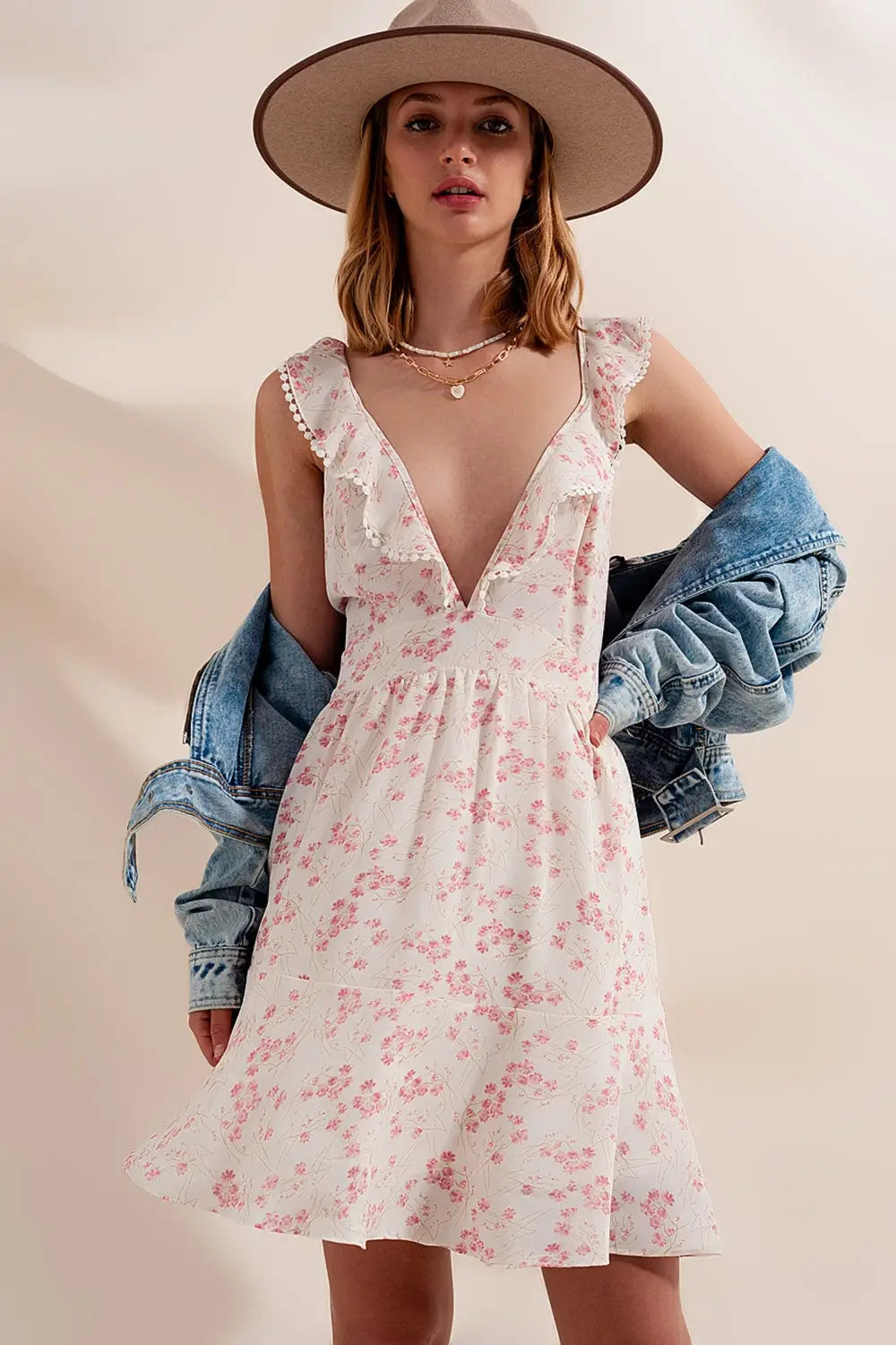 Robe fluide courte en plumetis avec décolleté plongeant imprimé fleurs rose - Vestidos