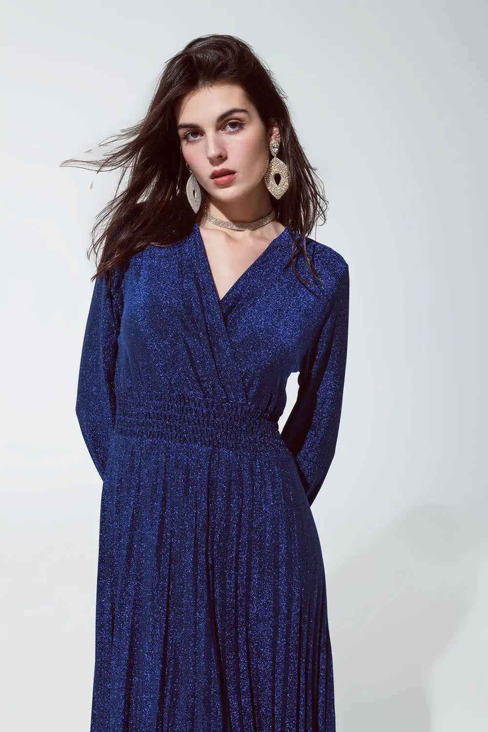 Robe longue ajustée à taille haute avec col en V bleue et brillante - Vestidos