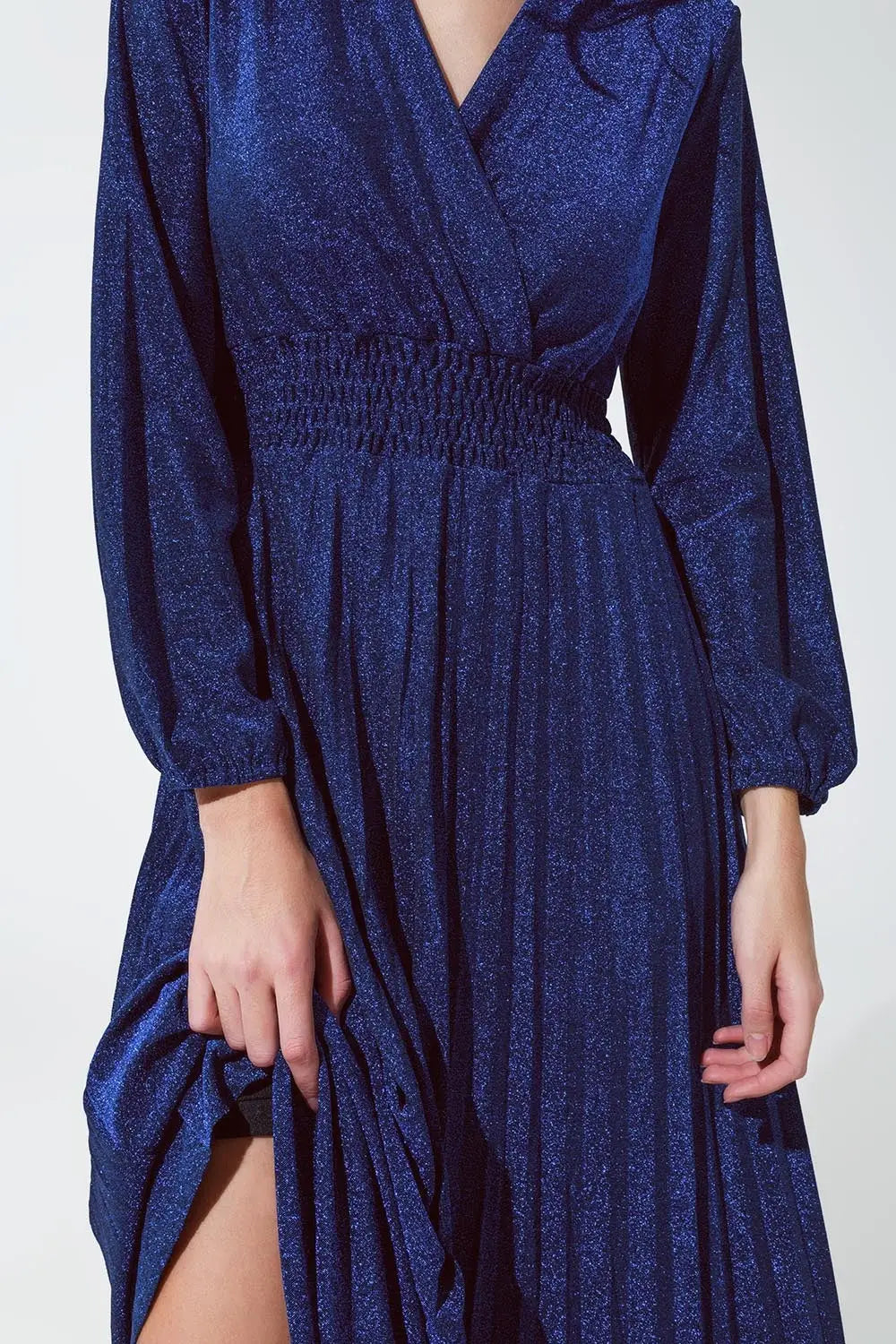 Robe longue ajustée à taille haute avec col en V bleue et brillante - Vestidos