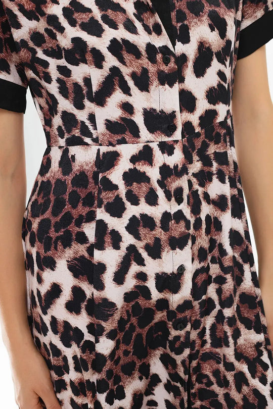 Robe longue boutonnée à imprimé léopard avec détails en satin - Vestidos