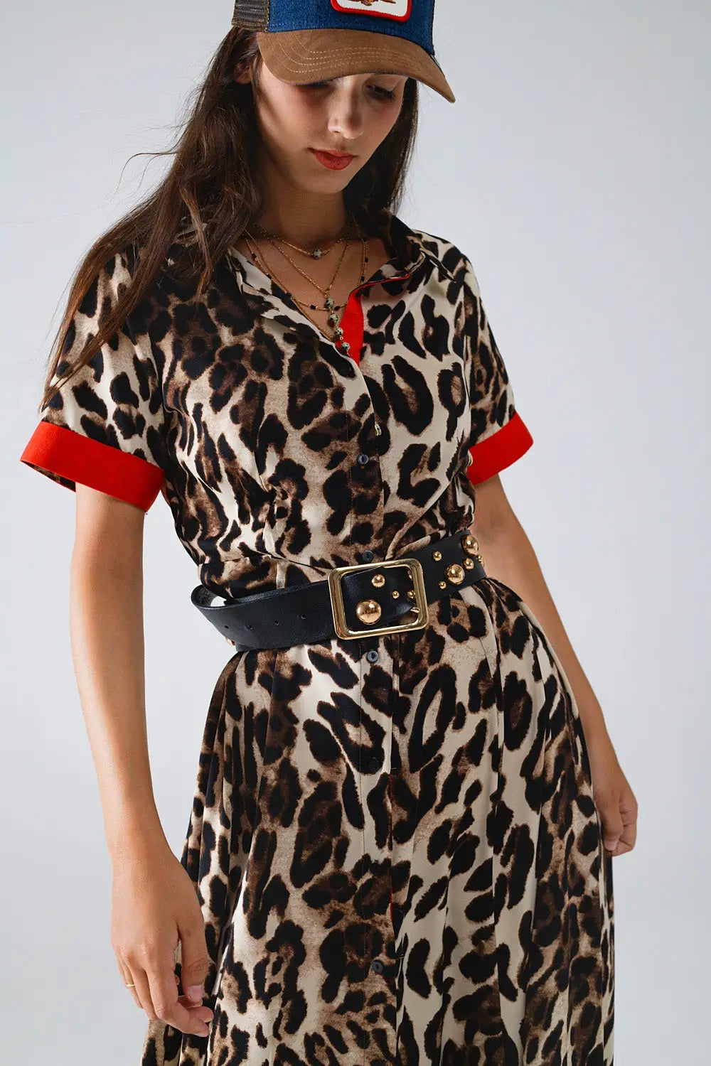 Robe longue boutonnée en léopard avec détails rouges - Vestidos
